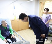 보훈요양병원 국가유공자와 인사 나누는 윤석열 대통령