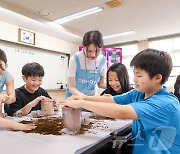 "함께 교실숲 가꿔요"…코웨이, 초등학교에 공기정화식물 기부