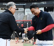 "너무 잘하고 있어요" 꽃 감독과 김도영 만난 김경문 감독의 극찬 [광주 현장]