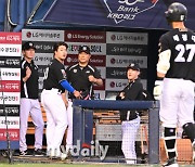 [MD포토] 강백호 '홈까지 왔는데, 뭔가 이상해'