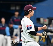 [MD포토] 김성민 '무사 1.2루 실점 위기를 막은 남자'