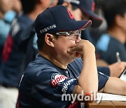 [MD포토] 김태형 감독 '야구 어려워'