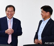 이야기 나누는 김동섭 한국석유공사 사장