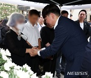 고 박 훈련병 모친 위로하는 이준석 개혁신당 의원