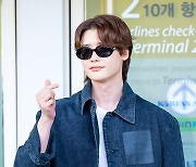 이종석,'백옥피부 뽐내며 손하트' [사진]