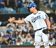 700경기 출전 오승환, 이병헌과 함께 축하 [사진]