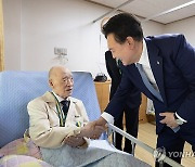 윤석열 대통령, '영웅의 제복' 입은 국가유공자 예우