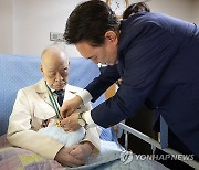 윤석열 대통령, '영웅의 제복' 입은 국가유공자 예우