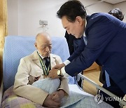 보훈요양원 찾은 尹대통령 "영웅들 기억하겠다"(종합)