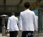 서울의대 비대위 "전면휴진 중단…교수 73.6% 휴진 중단 의견"