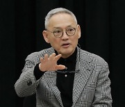 유인촌 장관, 탈북 예술인 연극 '열 번째 봄' 관람