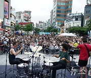 신촌에서 열린 '2024 프랑스 거리음악축제'