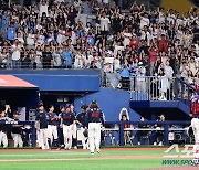 [포토] 윌커슨 '팬들에게 기립박수 받는 장발 에이스'