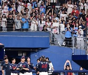 [포토] 윌커슨 '팬들에게 기립박수 받으며 강판'