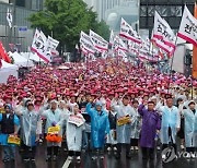 빗속 집결한 민주노총…"최저임금 인상·업종 차등 안돼"