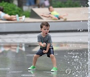 '수도권은 폭염, 남부는 폭우'…주말 내내 전국 흐림