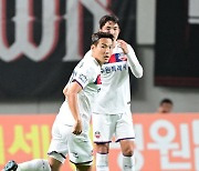 수원FC 손준호, '동점골 만들어보자고' [사진]