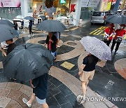 비 내리는 명동거리