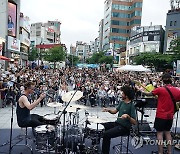 신촌에서 열린 프랑스 거리음악축제