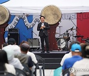 프랑스 거리음악축제에성 인사말하는 이성헌 서대문 구청장