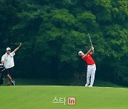 [포토] 송영한 '핀하이로 날리는 아이언샷'