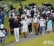 [mhn포토] 허인회 '많은 갤러리 대동하고~'