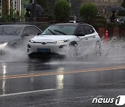 주차 중 선루프로 빗물 흘러든 내차…보험 적용될까?