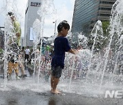 어린이들이 낮더위 이겨내는 광화문 분수대