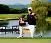 ‘물수제비샷의 행운’ 김민규, 2년 만에 다시 한국오픈 제패…7월 디오픈 도전