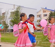 北 "터지는 감격의 목소리, 노랫 소리"…농촌 살림집 입사모임