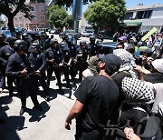 [포토] 반이스라엘 시위대 진압하는 LA 경찰국(LAPD)