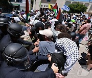 [포토] 반이스라엘 시위대 진압하는 LA 경찰국(LAPD)