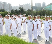 유엔기념공원 참배하는 한미 해군