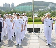 6·25전쟁 발발 74주년…한·미 해군 부산 유엔기념공원 참배