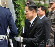 신원식, 잇단 군내 사망 사건에 "종합대책 세우고 있다"(종합)