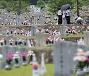 6.25전쟁 74주년 하루 앞두고 찾은 가족의묘