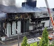 [속보] "화성 화재, 배터리 3만5천개 폭발적 연소 후 꺼져 가"