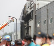 [속보]화성 화재 실종자 23명…외국인 20명·한국인 2명·미확인 1명