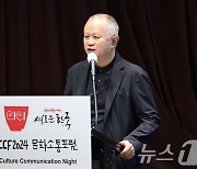 축사하는 송승환 총감독