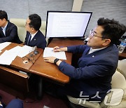 화성 일차전지 화재 현장 브리핑 받는 박찬대 원내대표