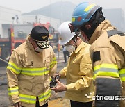 화성 리튬전지 화재현장 찾은 김동연 경기지사 “인명 구조에 최선 다해 달라” 지시