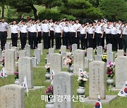 [포토] 6.25 참전용사 묘역 찾은 학군 후보생들