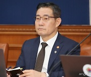 신원식, 연이은 군 사망 사고에 "종합대책 세우고 있다"