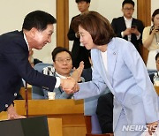 인사 나누는 김기현, 나경원