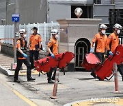 일차전지 제조 업체 화재, 인명구조 준비하는 119 구급대원들