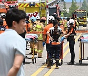 일차전지 제조 업체 화재, 인명구조 준비하는 119 구급대원들