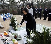 '신격호 창업주 장녀' 신영자, 롯데쇼핑 이어 롯데지주 주식 331억원 어치 처분