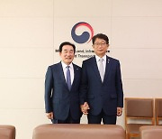 박상우 국토부 장관에서 서명부 전달한 송기섭 군수