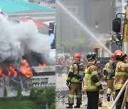 [뉴스특보] 경기 화성 리튬전지 제조공장 화재…"폭발에 진화 어려움"