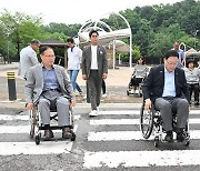 강수현 양주시장, 수동 휠체어 체험…"장애인 편의시설 중요성 공감"